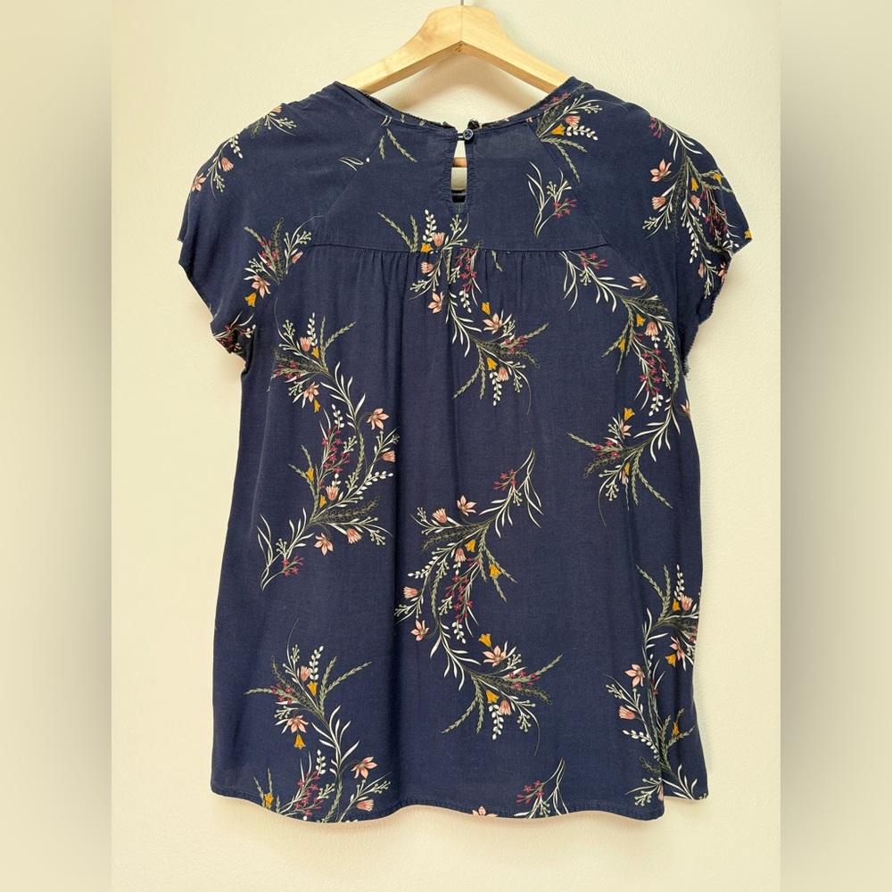 St. John’s Bay Floral Navy Women's Top Size M - Picture 2 of 4